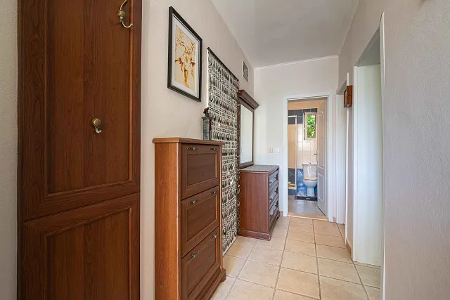 Three-Bedroom Ground-Floor Apartment with Private Entrance and Sea View — photo 23